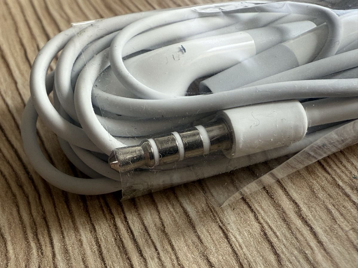 Apple Kopfhörer: Weisse Kopfhörer mit 3,5-mm-Klinkenstecker – Neu (gemäss Beschreibung) aus Wettingen von Ni_la_lo 1