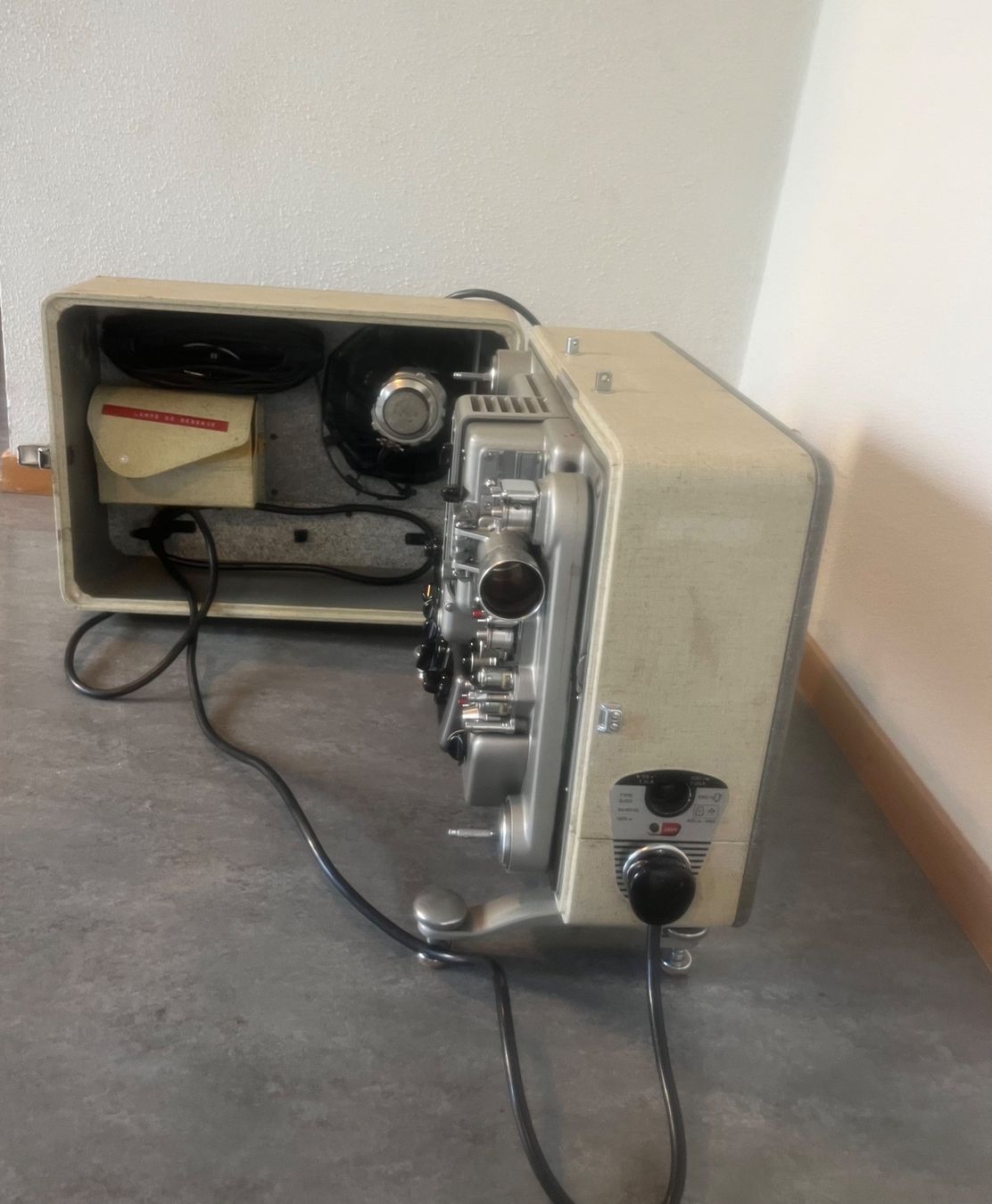 Pellicole: Ancienne projecteur  de cinema – Usato da lausanne venduto da esploras 2