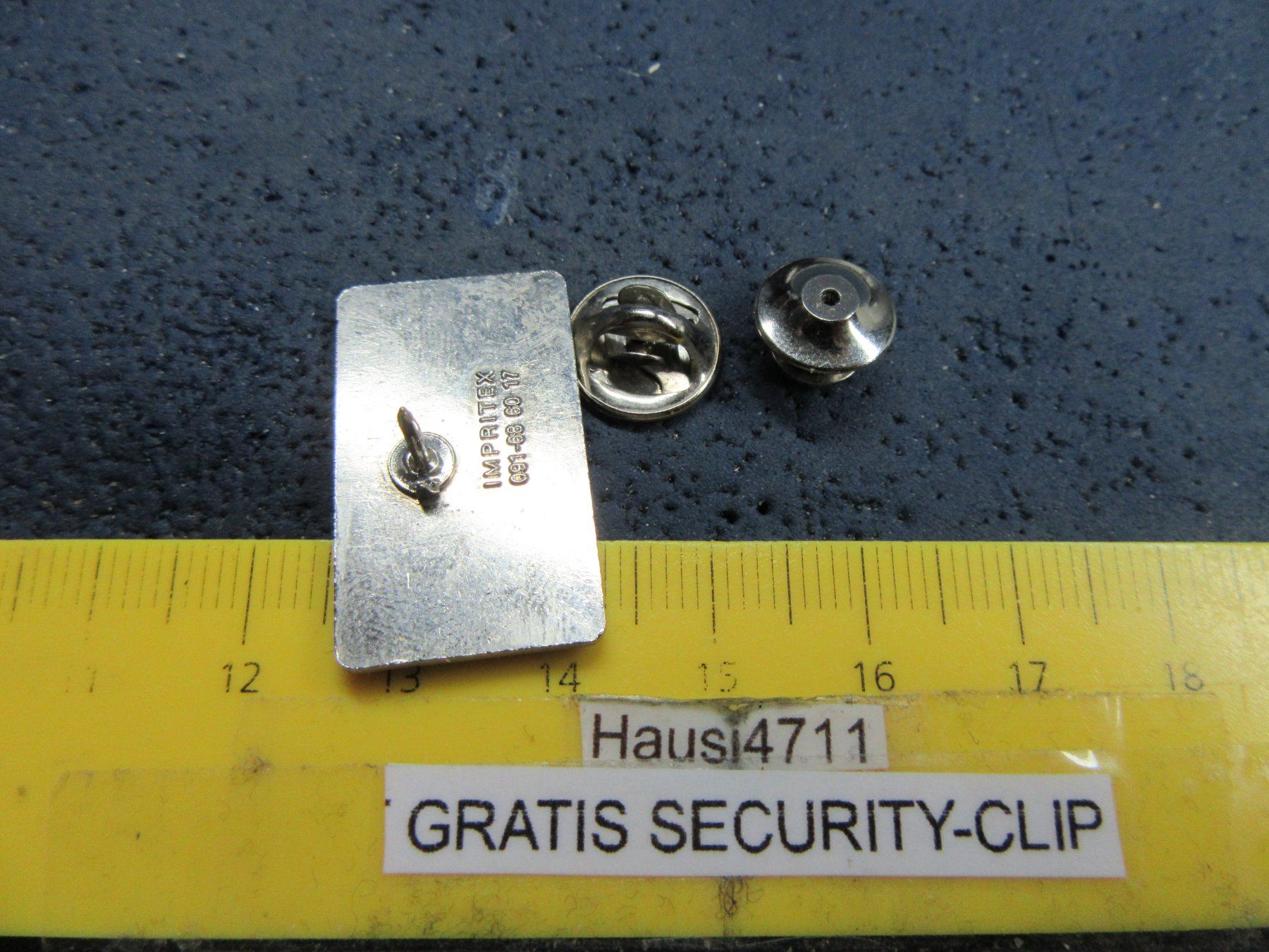 Volkswagen Plaquettes & Badges: VW BEETLE SCHWEIZ PIN ENAMEL MIT SECURITY-CLIP – D'occasion à Ettingen par Hausi4711 1