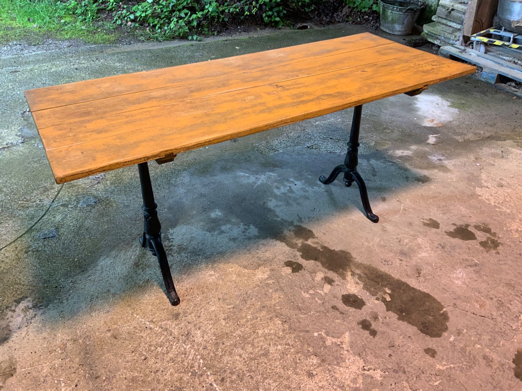 Tables: Rustikaler Holztisch mit Gusseisenfuss – D'occasion à Willisau par Minali 1