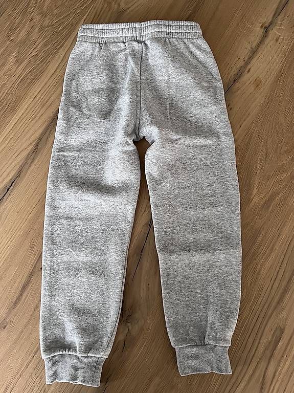 Pantaloni: Trainerhose hellgrau Grösse 122 – Usato da St. Niklausen LU venduto da Mimmi86 1