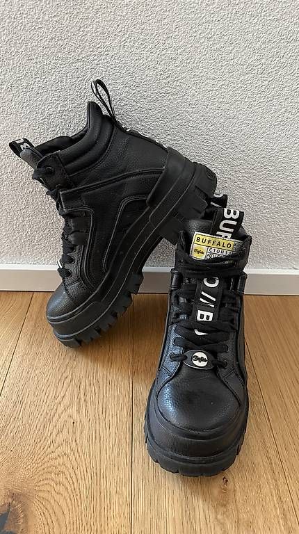 Damenschuhe: BUFFALO Schnürstiefelette 'Aspha' in Schwarz  – Neu und originalverpackt aus Frauenfeld von Rebecca.97