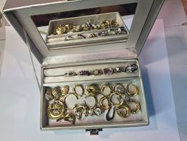Kleine Schmuckbox mit Modeschmuck