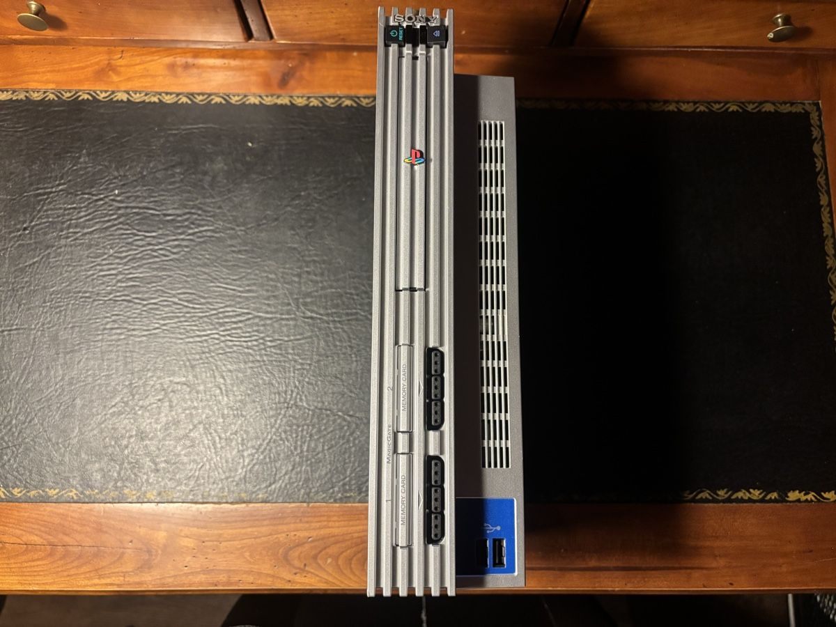 Sony Console: PlayStation 2 Silver  – Usato da Mézières VD venduto da P-M-C 1