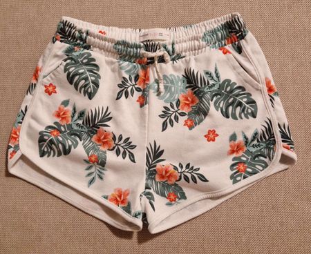 Sommerliche Shorts mit Blumenmuster, Grösse 9-10 Jahre