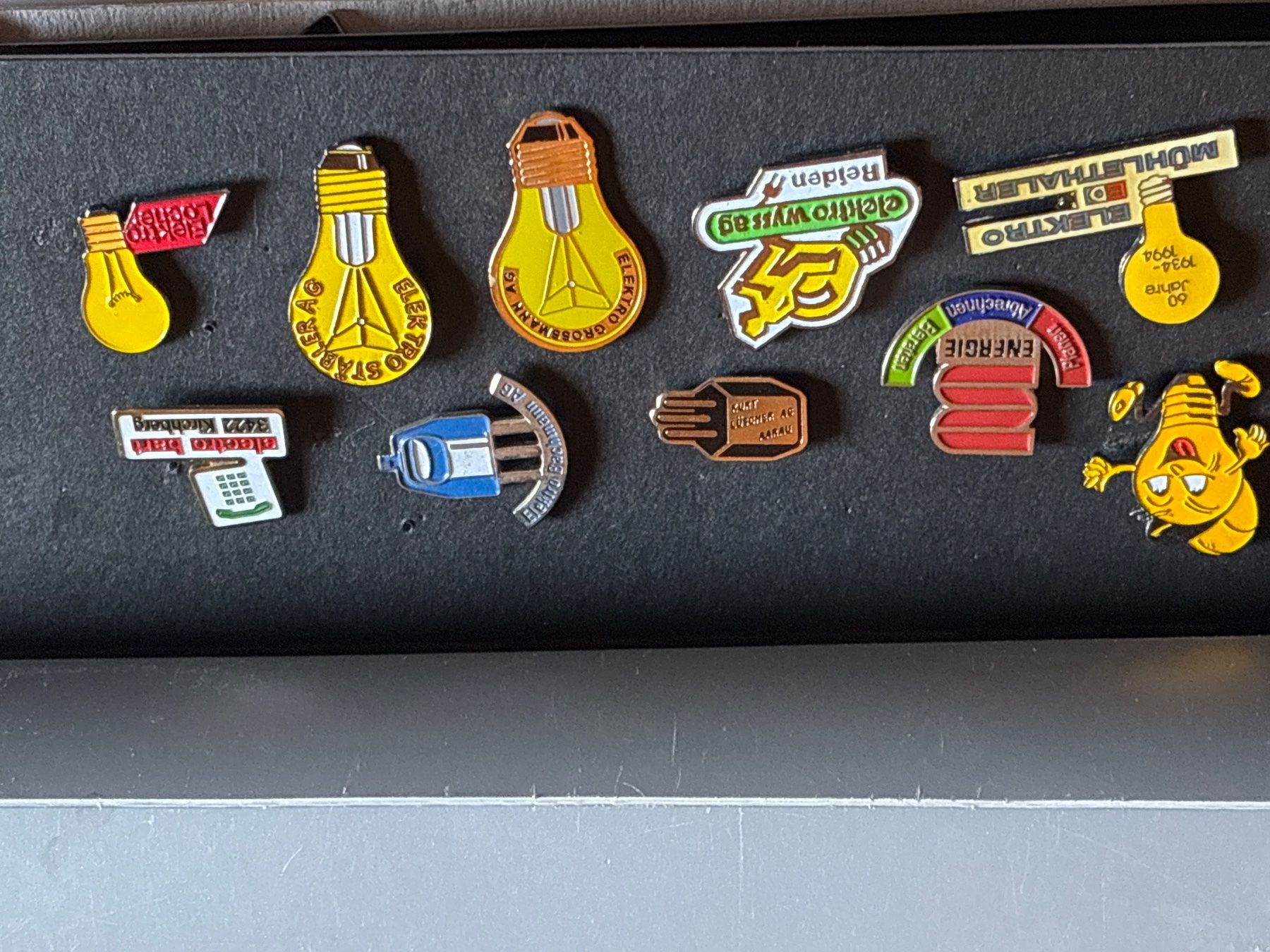Plaquettes & Badges: Pins Elektro Glühlampen – D'occasion à Lützelflüh-Goldbach par NicoleL.