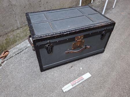 Antiker Reisekoffer Holz Metall, stabil, kein Schlüssel