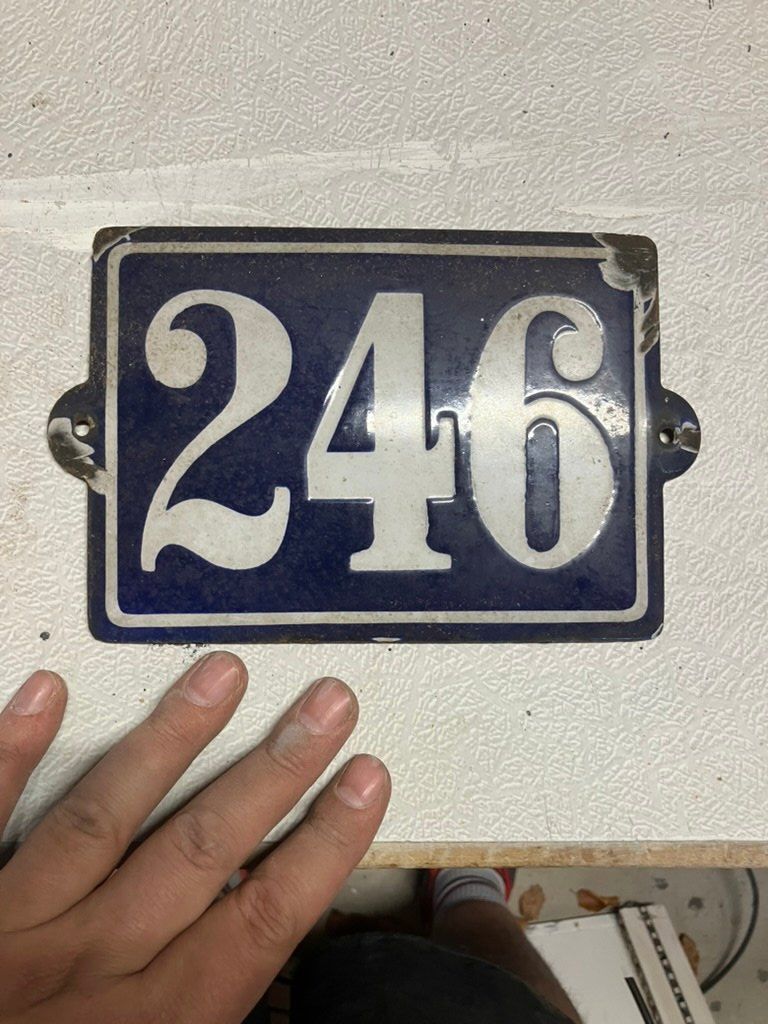 Insegne: plaque en émail 246 – Usato da Mervelier venduto da Arebetez 2