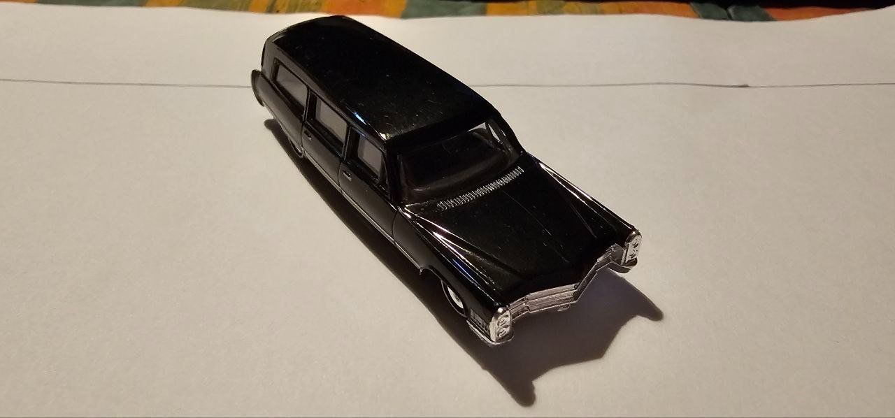 Modellini di ferrovie: HO Friedhof und Cadillac Leichenwagen – Usato da Siblingen venduto da Alpina8 3