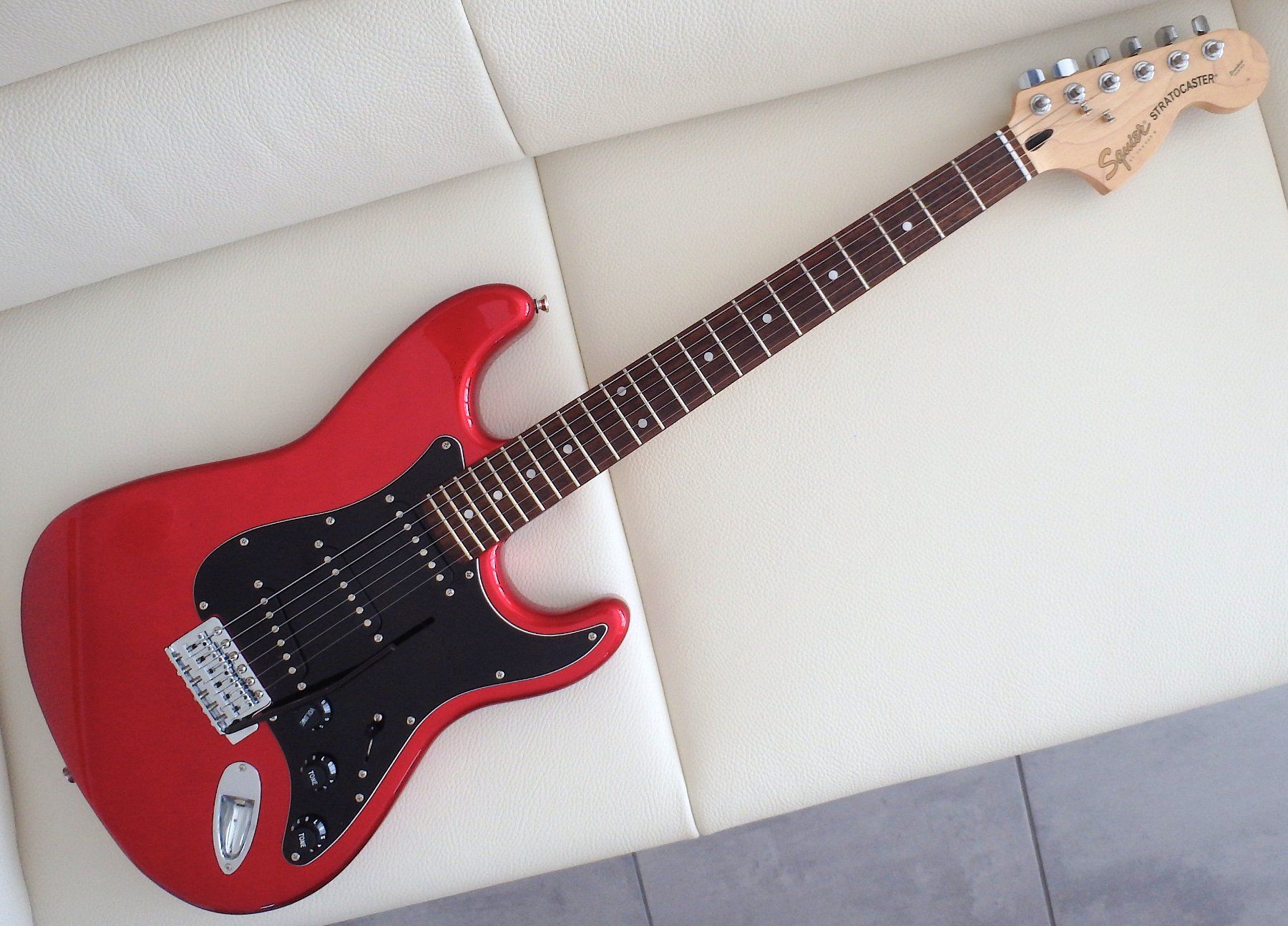 Washburn Strumenti musicali: E-Gitarre SQUIER Stratocaster mit FENDER-Case – Usato da Wattwil venduto da webrawa 1