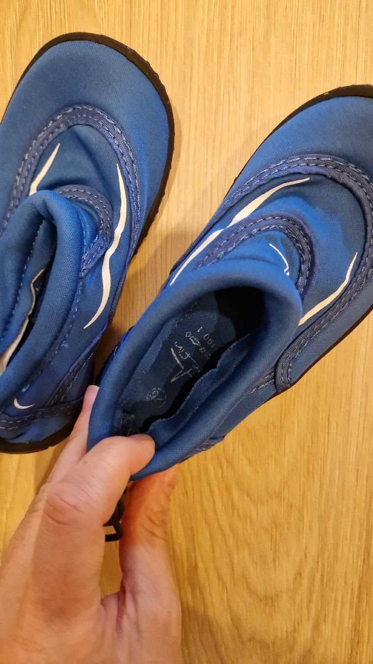 Scarpe per ragazzi: Kinder Schwimmschuhe Gr. 25 – Usato da Oensingen venduto da Nussikowski 2