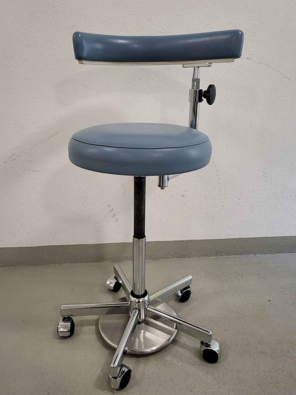 Hocker: Rollhocker, Arbeitshocker mit Lehne, verstellbar – Gebraucht aus Hombrechtikon von BMSI 1