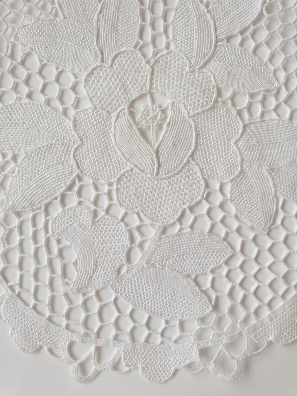 Tutte le decorazioni: Spitzendeckchen Spitzendeckeli 33 cm Spitze weiss, Rosen – Usato da Gossau ZH venduto da LeoniesDeko 2