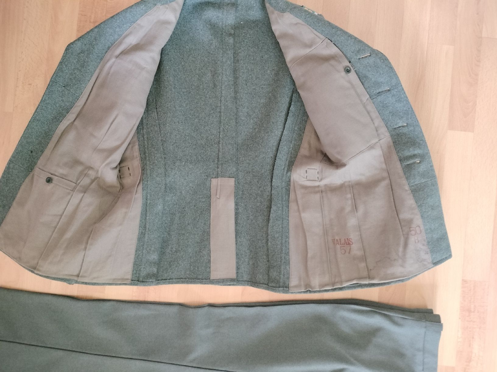 Schweizer Armee Uniformi: Antike Schweizer Armee Militär Uniform – Usato da Schwanden Sigrisw venduto da cadieux71 2