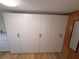 Grosser Kleiderschrank-Block 6-tuerig Weiss mit Griffen