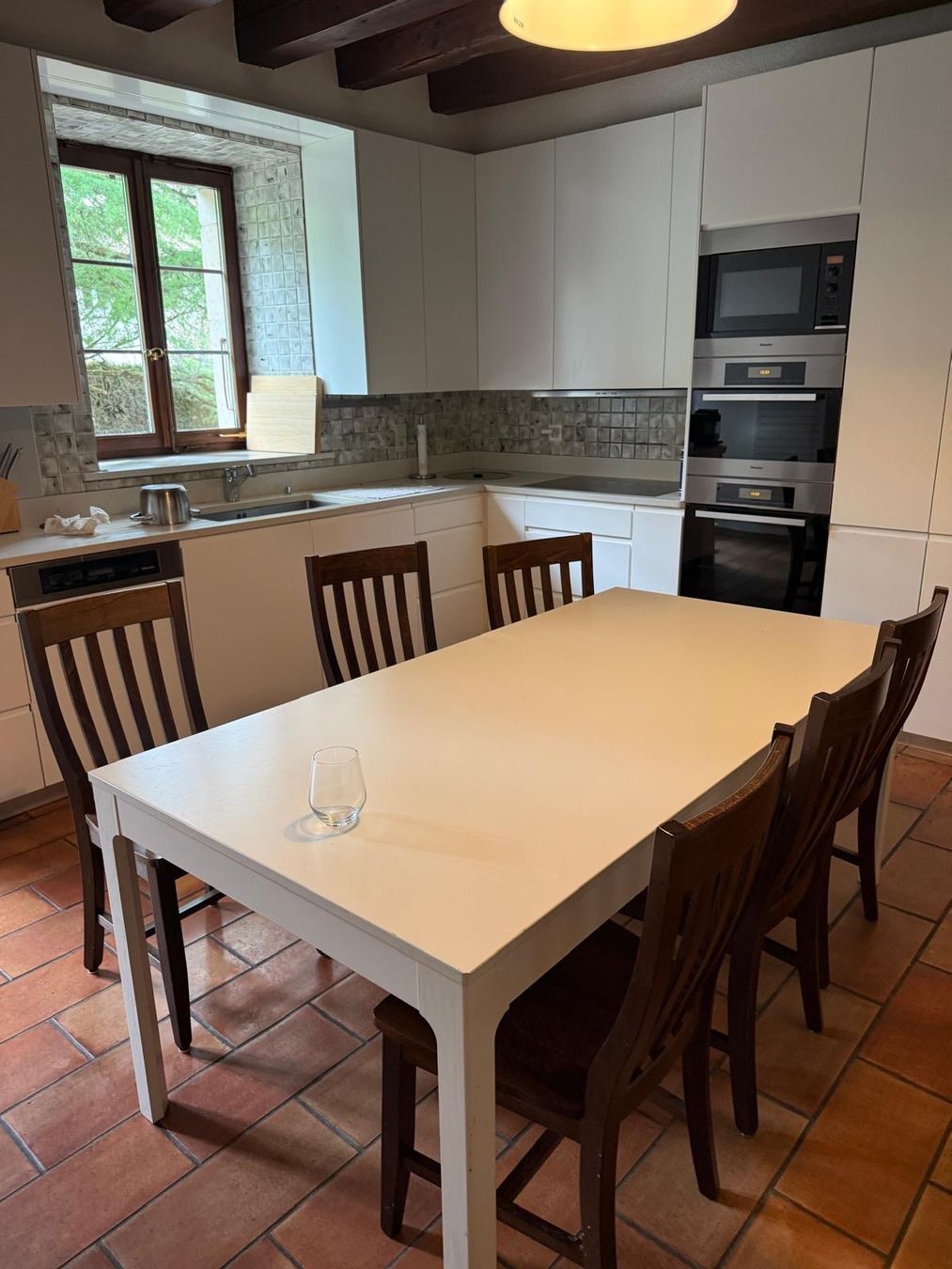 Set di tavolo e panche: Table à manger blanche avec 6 chaises en bois – Usato da Gingins venduto da luc_t5tz
