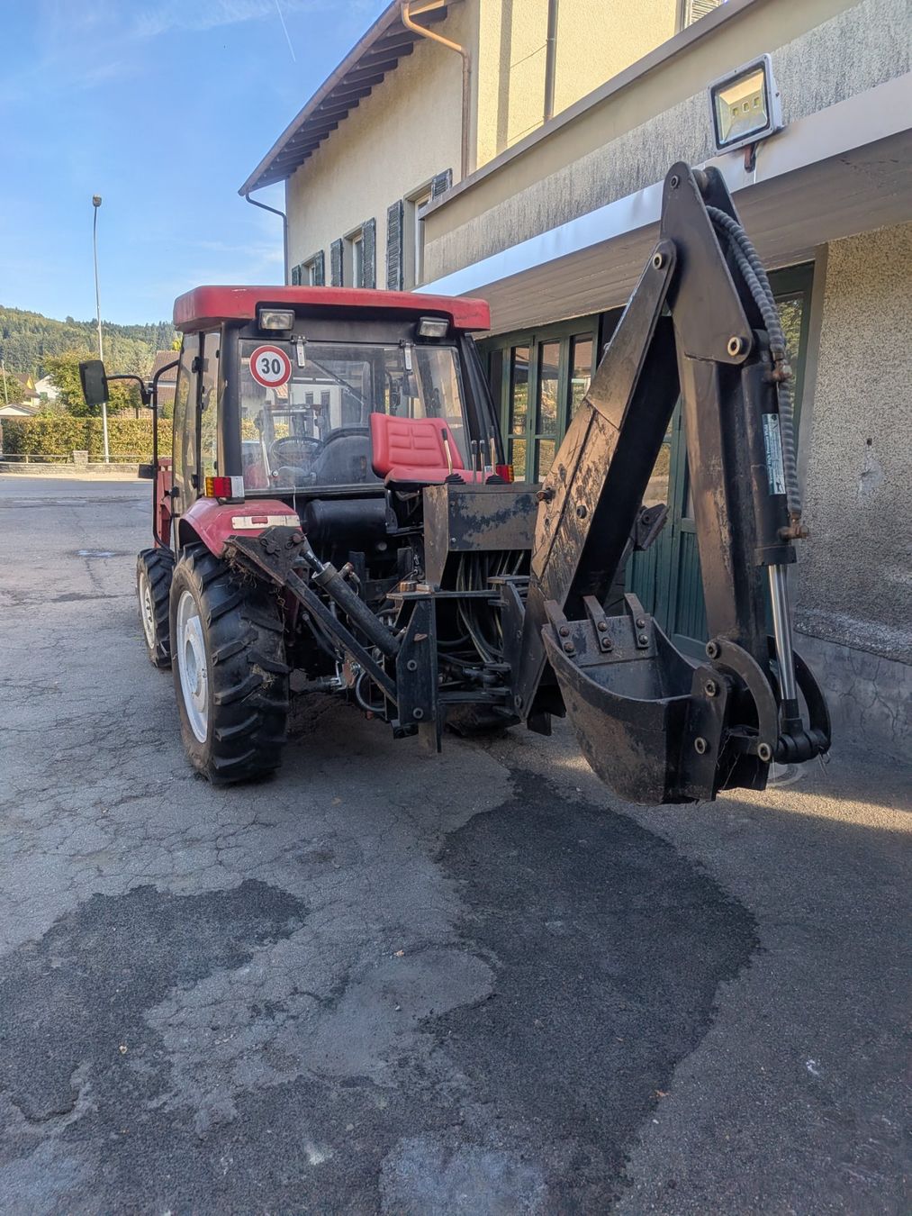 Tracteurs: Traktor YTO554 mit Frontlader und Heckbagger – D'occasion à Wallenwil par Hindu82 1