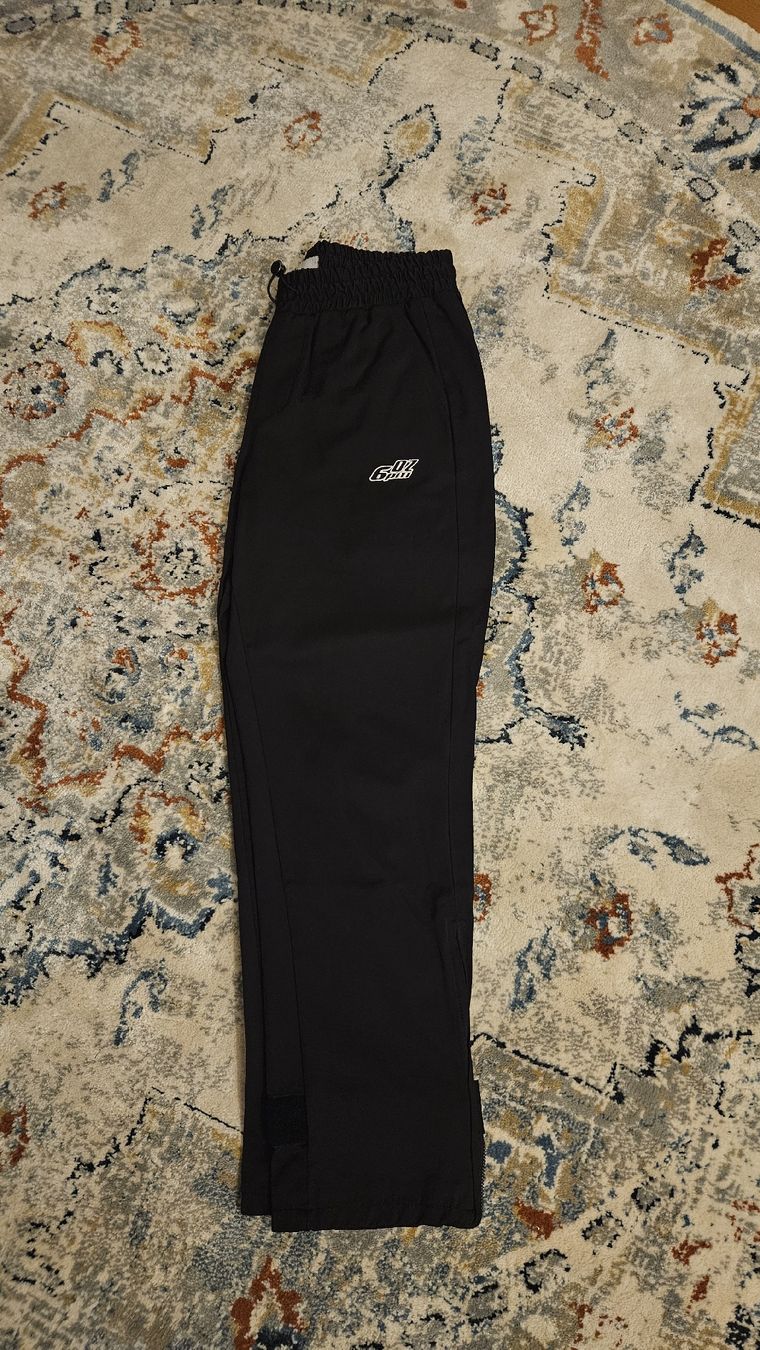 6PM Pantaloni: Schwarze 6pm Jogginghose - Lässig und bequem. – Usato da Ittigen venduto da ale_9z7q 4