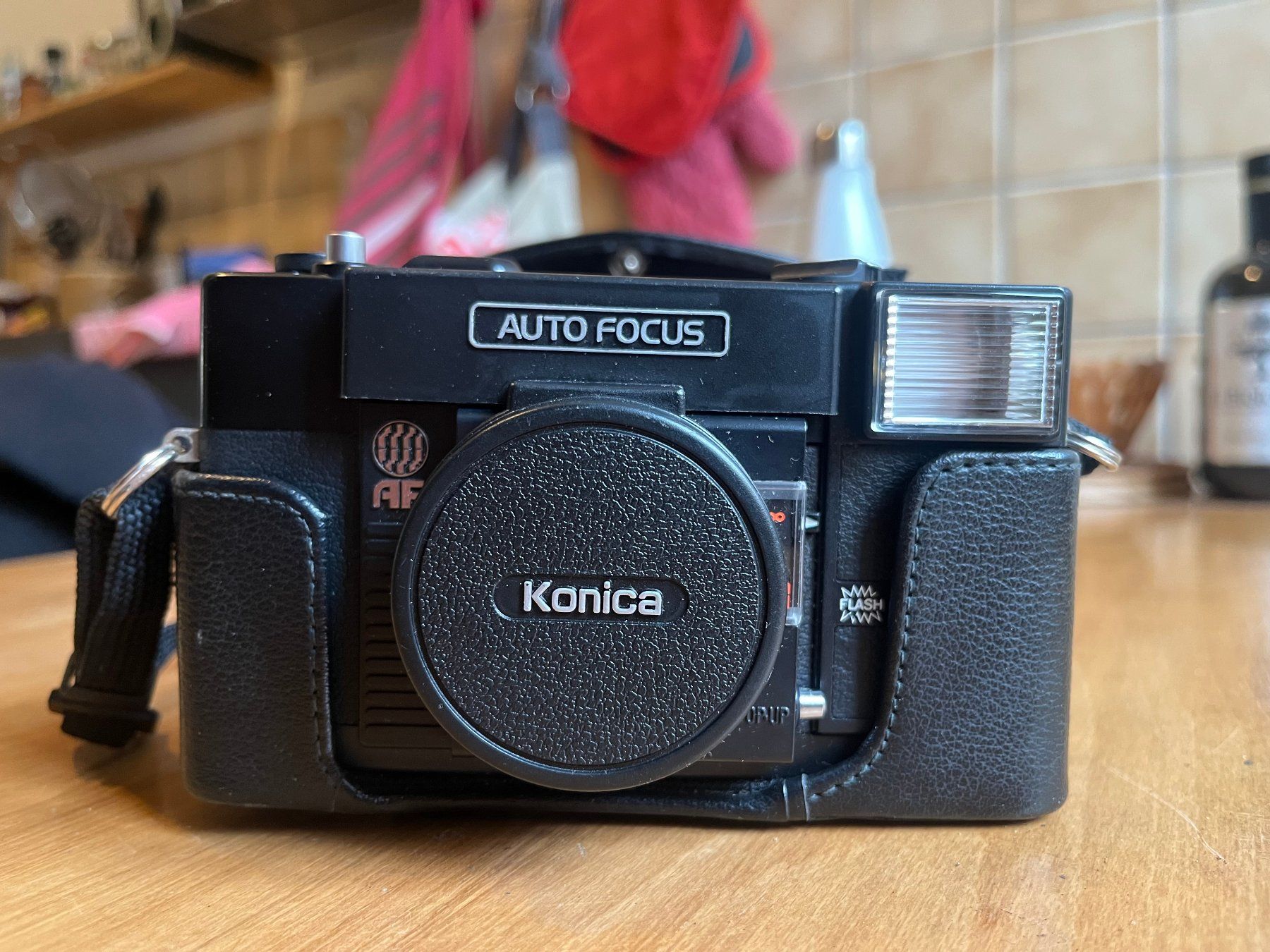 Konica Fotocamera: Konica C35 AF vintage avec flas et étui – Usato da La Chaux-de-Fonds venduto da Simone1180 1