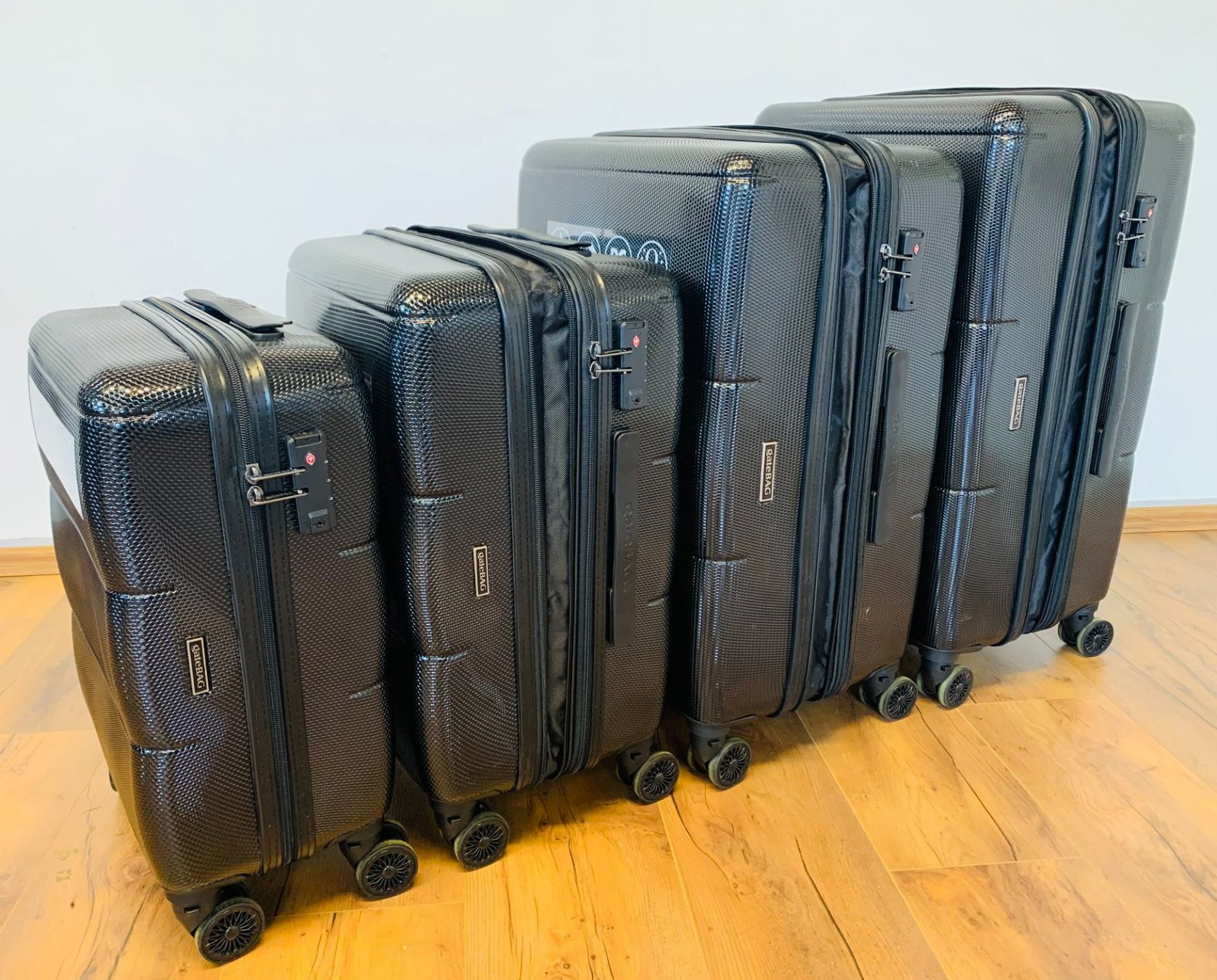 Valigie: 4 teiliges Koffer Polycarbonat gateBAG BUNDLE SCHWARZ NEU – Nuovo e nell'imballaggio originale da Bergdietikon venduto da shopAgent 3