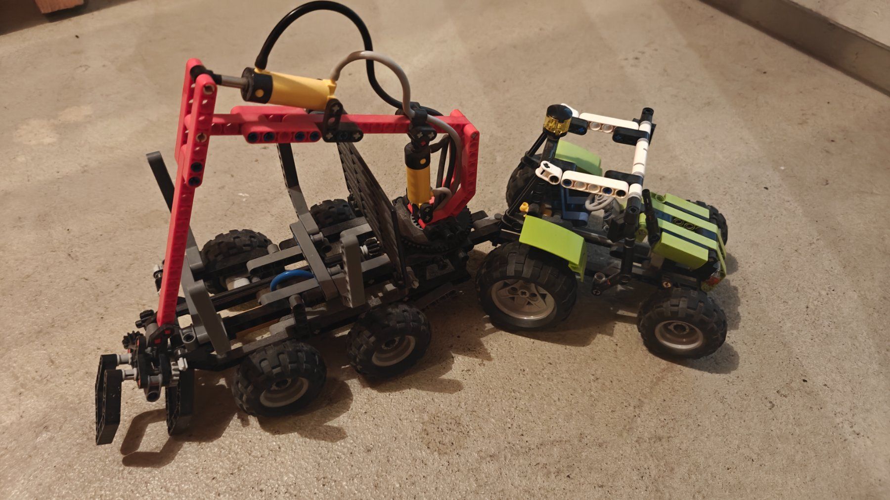 Lego Kit di costruzioni: LEGO Technic 8049 Traktor mit Forstanhänger / Holzkran – Usato da Kaltbrunn venduto da Boesi_1600 2