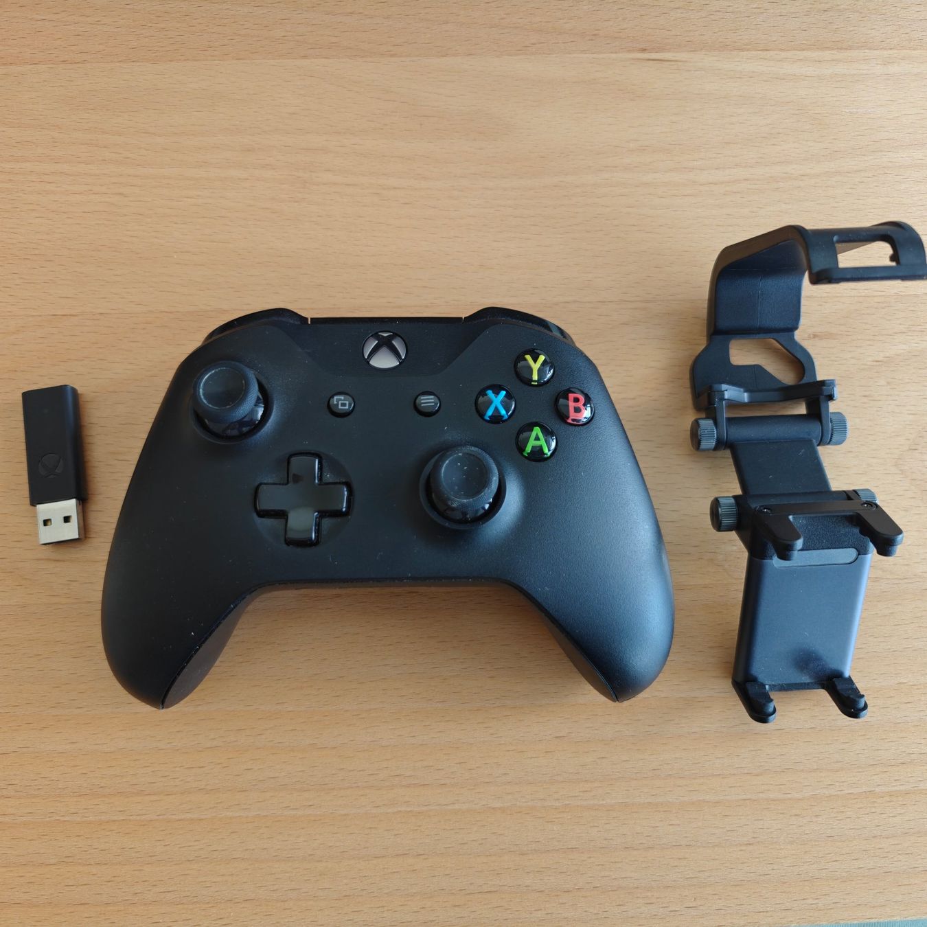 Microsoft Controller: Xbox One Wireless Controller + Wireless Adapter + Halterung – Gebraucht aus Niederwangen BE von Keepers