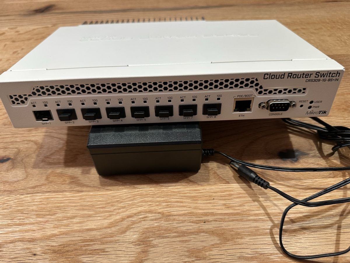 Hub & Switch: CRS309-1G-8S+IN – Nuovo (secondo la descrizione) da Estavayer-le-Lac venduto da cricri_
