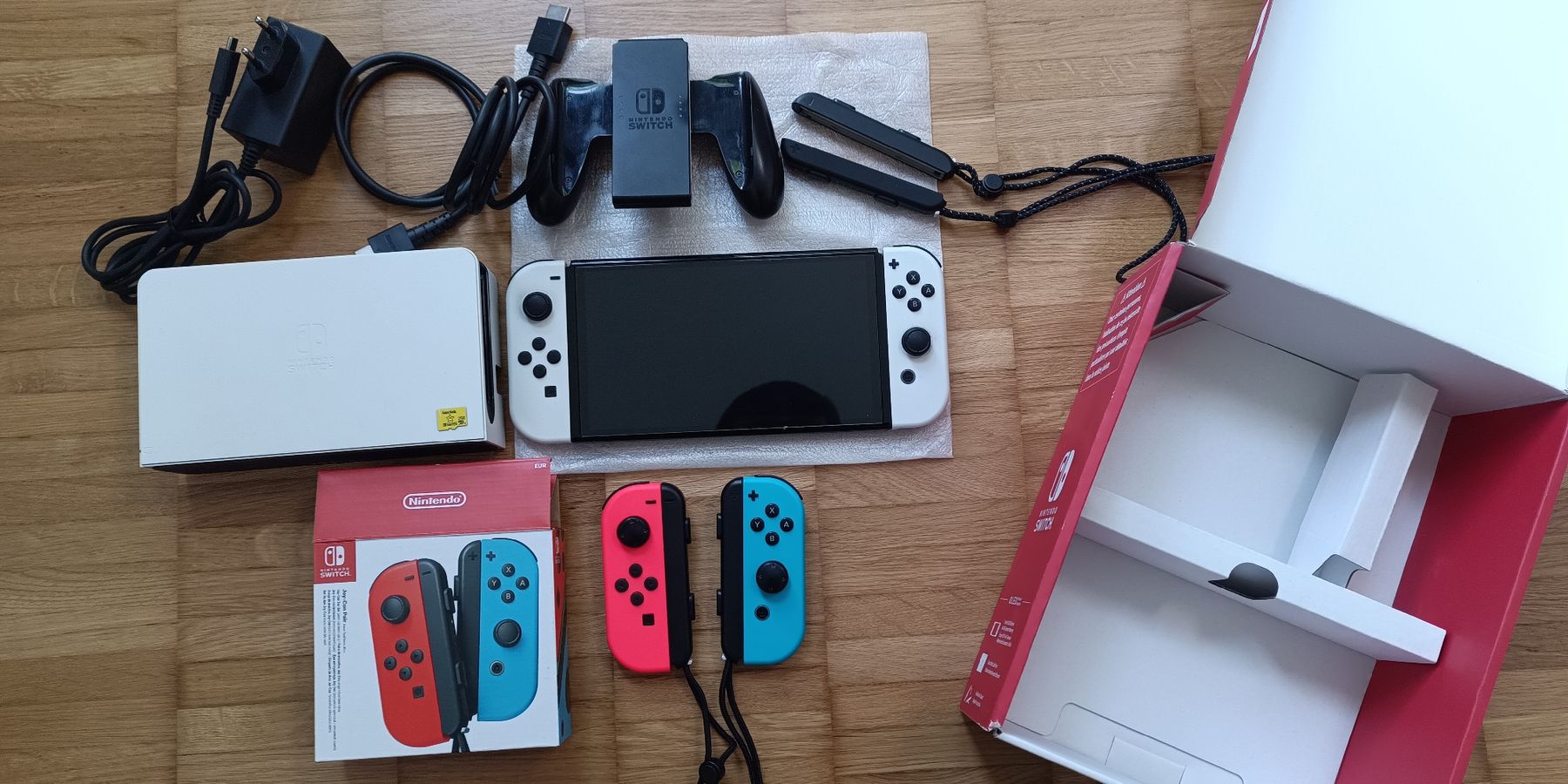 Nintendo Console: Nintendo Switch OLED + 256 GB MicroSD + Schutz + Zubehör – Usato da Schinznach Bad venduto da Zaaiko