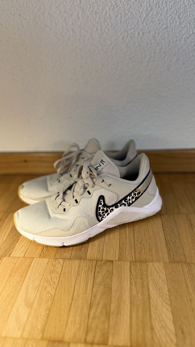 Nike Damenschuhe: Nike Sportschuhe – Gebraucht aus Kloten von S_m00