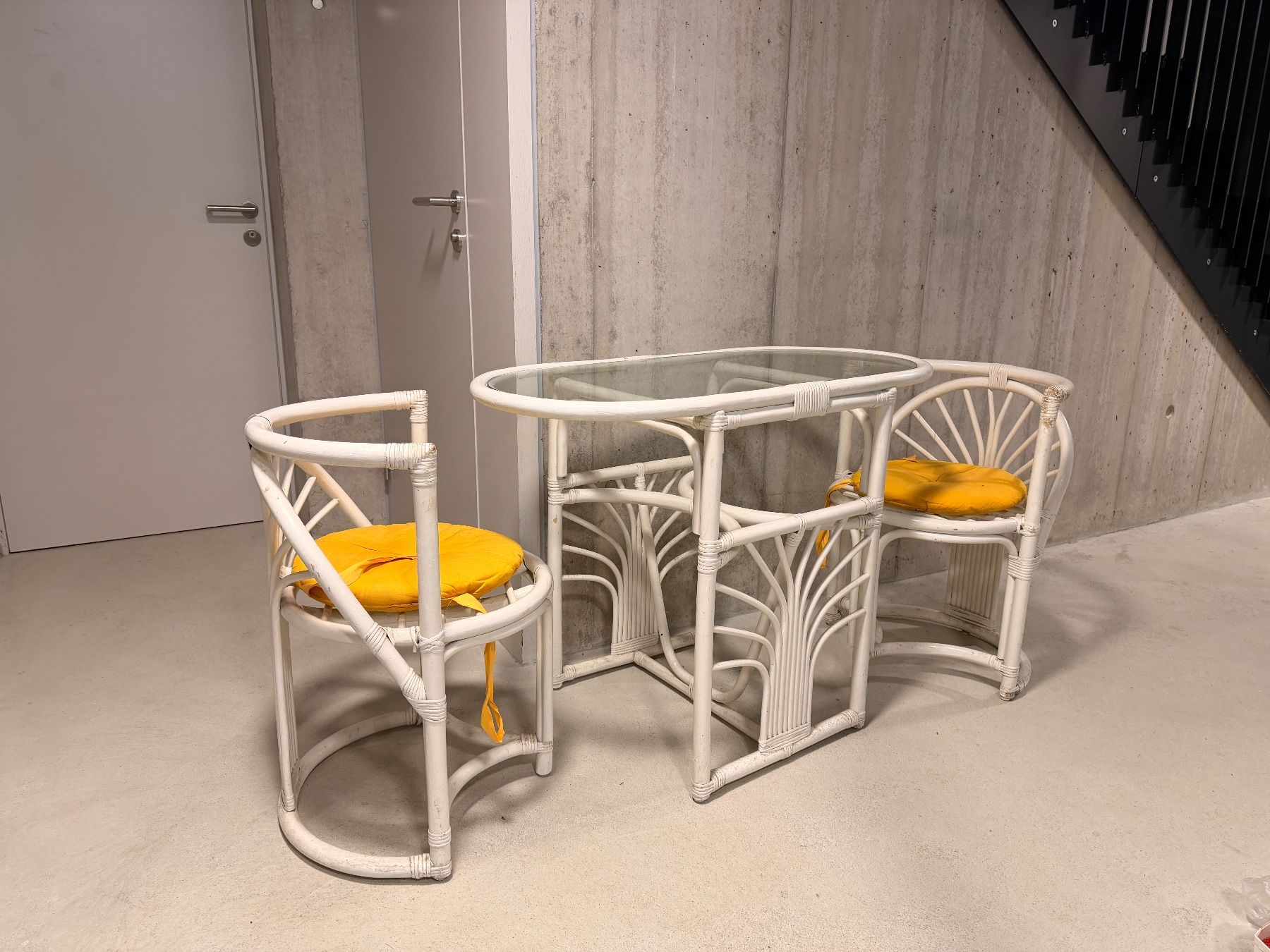 Tavoli: Weißes Rattan-Tischset mit 2 Stühlen – Usato da Büttenhardt venduto da sebastianperez 3