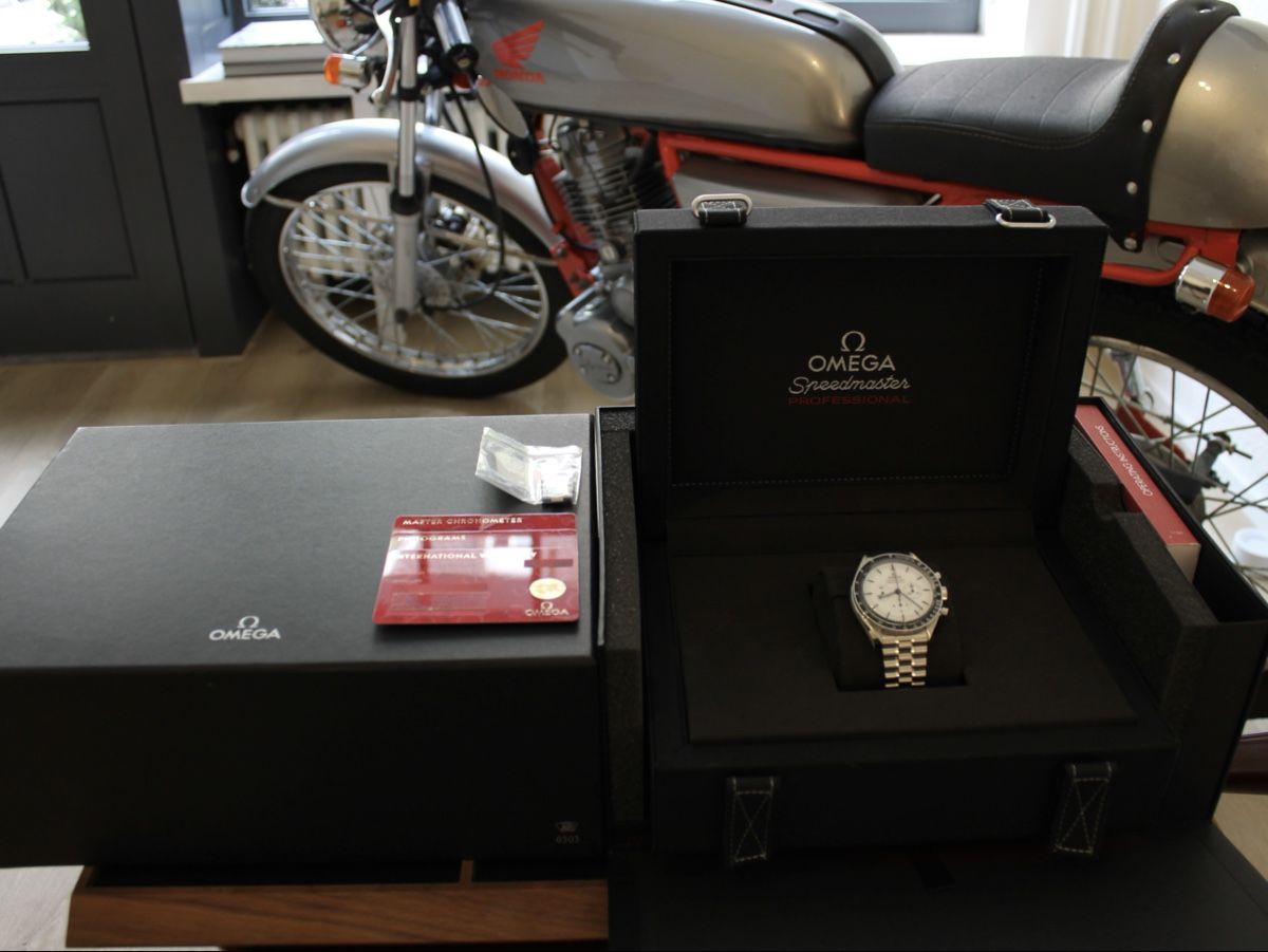 Omega Montres: Omega Speedmaster Professional Moonwatch – Neuf avec emballage d'origine à Zürich par tobleratelier 9