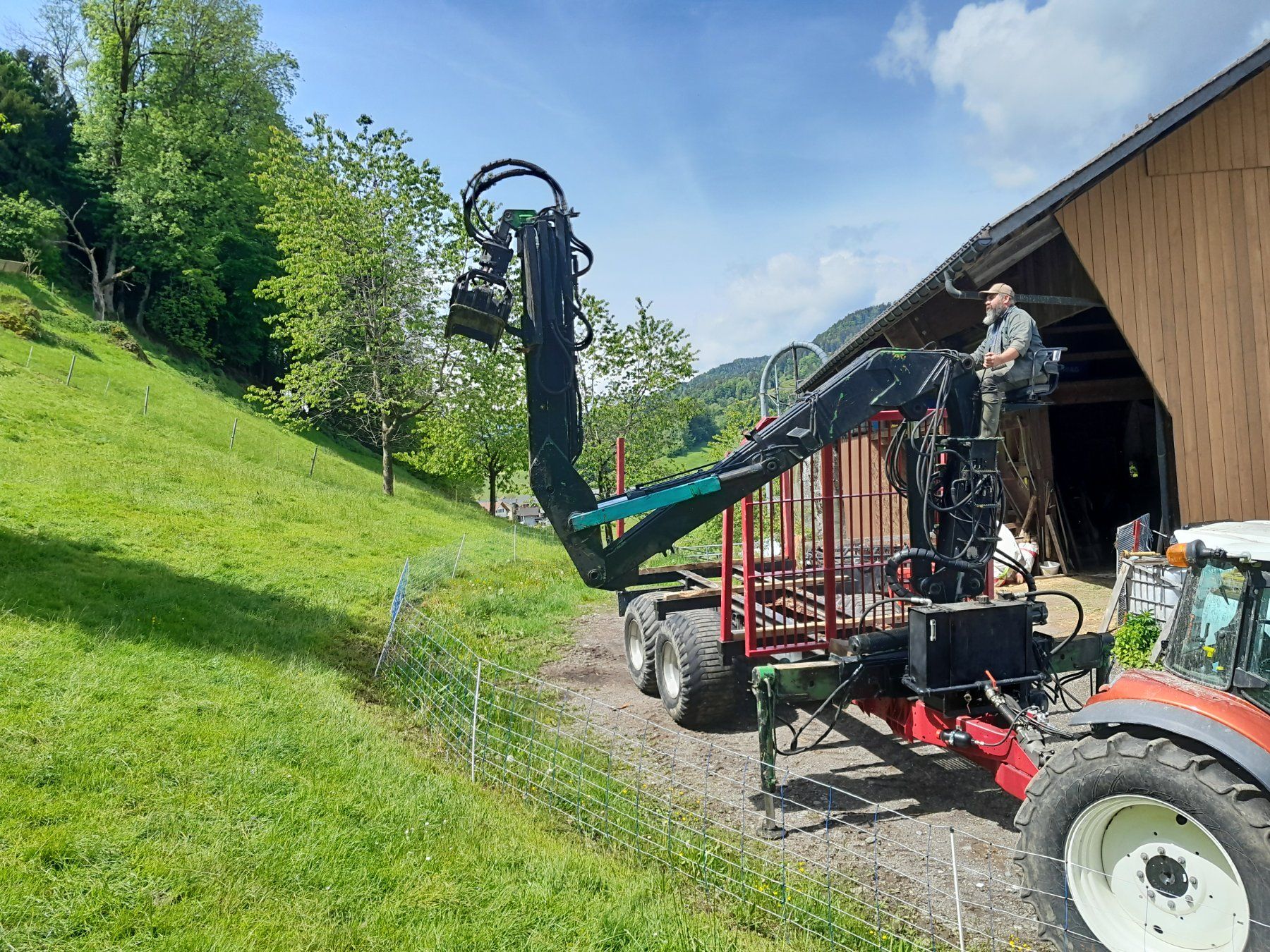 Rimorchi: Forstanhänger mit forstkran fiskars – Usato da Sattel venduto da luawiba 2