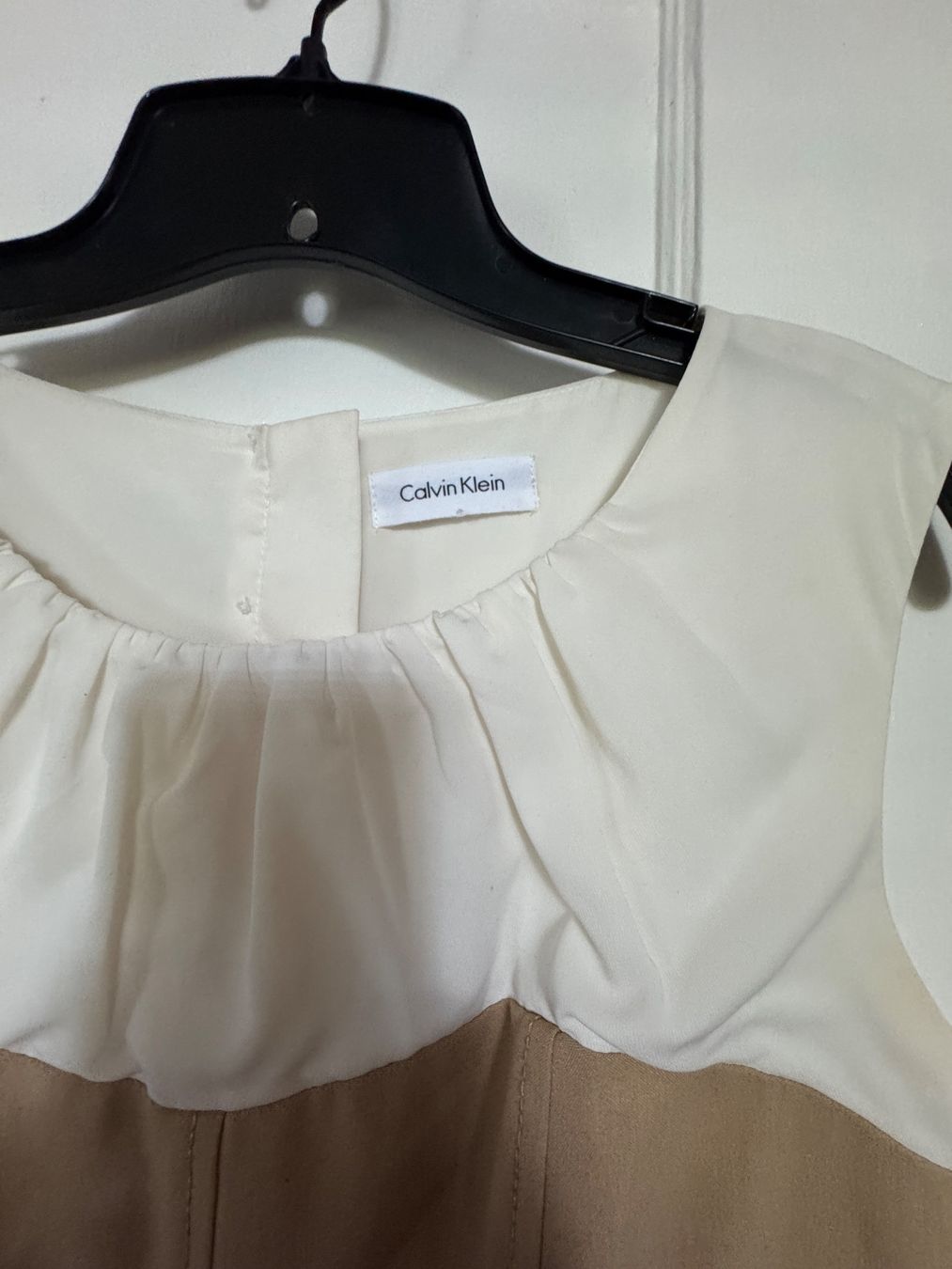 Calvin Klein Vestiti: Robe Calvin Klein beige et blanche, taille 36, élégante. – Nuovo (secondo la descrizione) da Avry-sur-Matran venduto da Anarda 2
