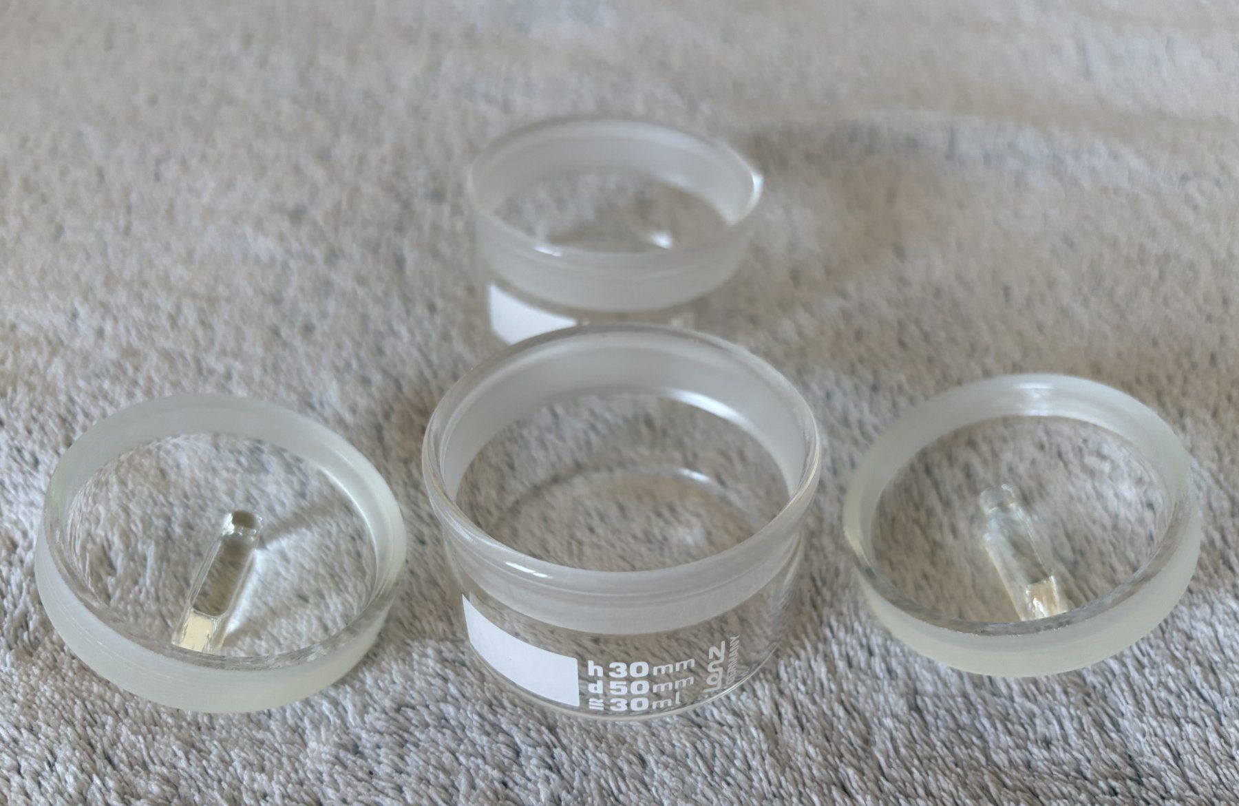 Gläser: 2 Glasdosen mit Schliff, Labor, neu – Neu (gemäss Beschreibung) aus Birmenstorf AG von tritonius 1