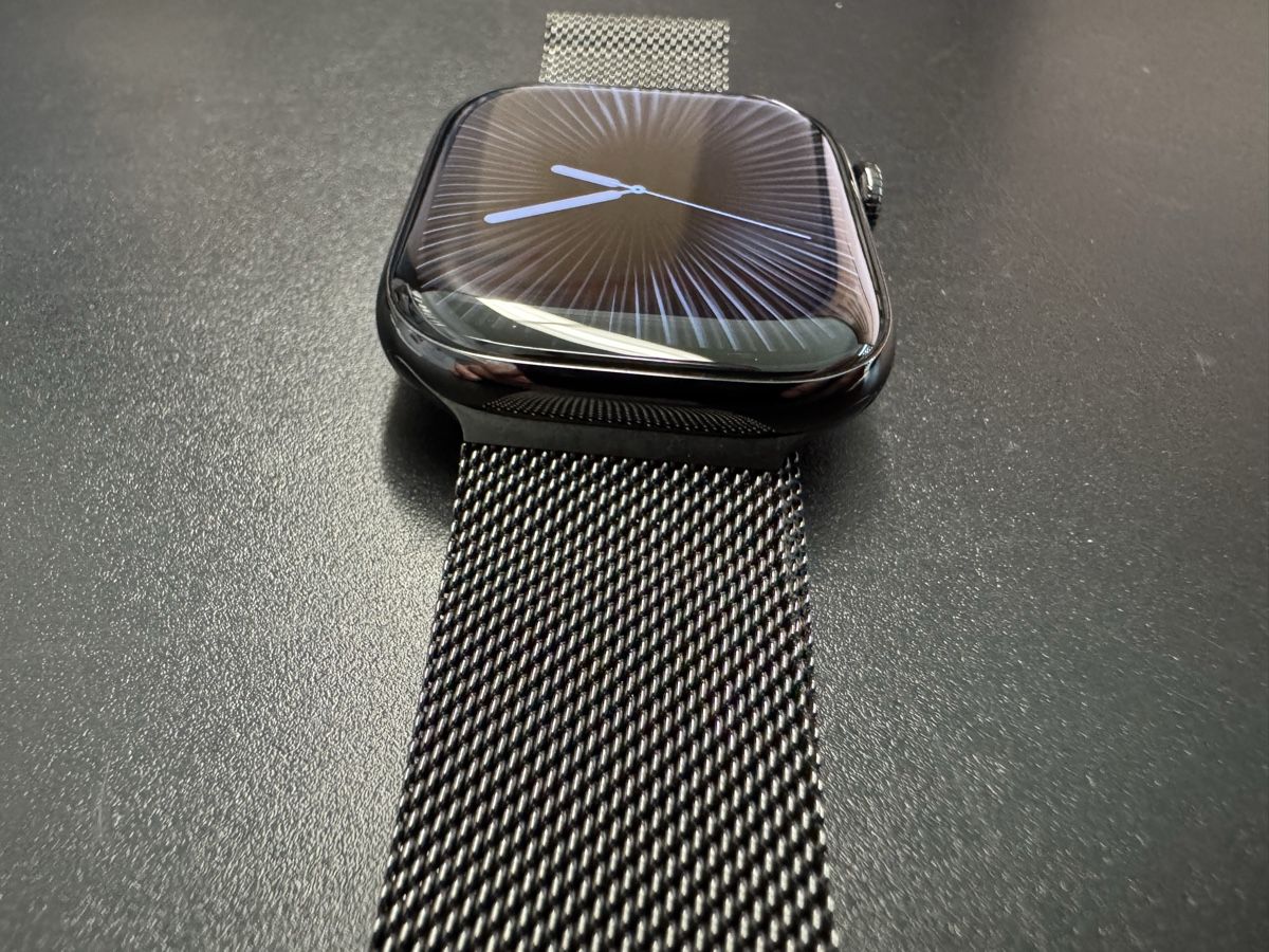 Apple Smartwatch: Apple Watch 10 Titanium Schiefer 46mm – Usato da Goldach venduto da Anfield02 1