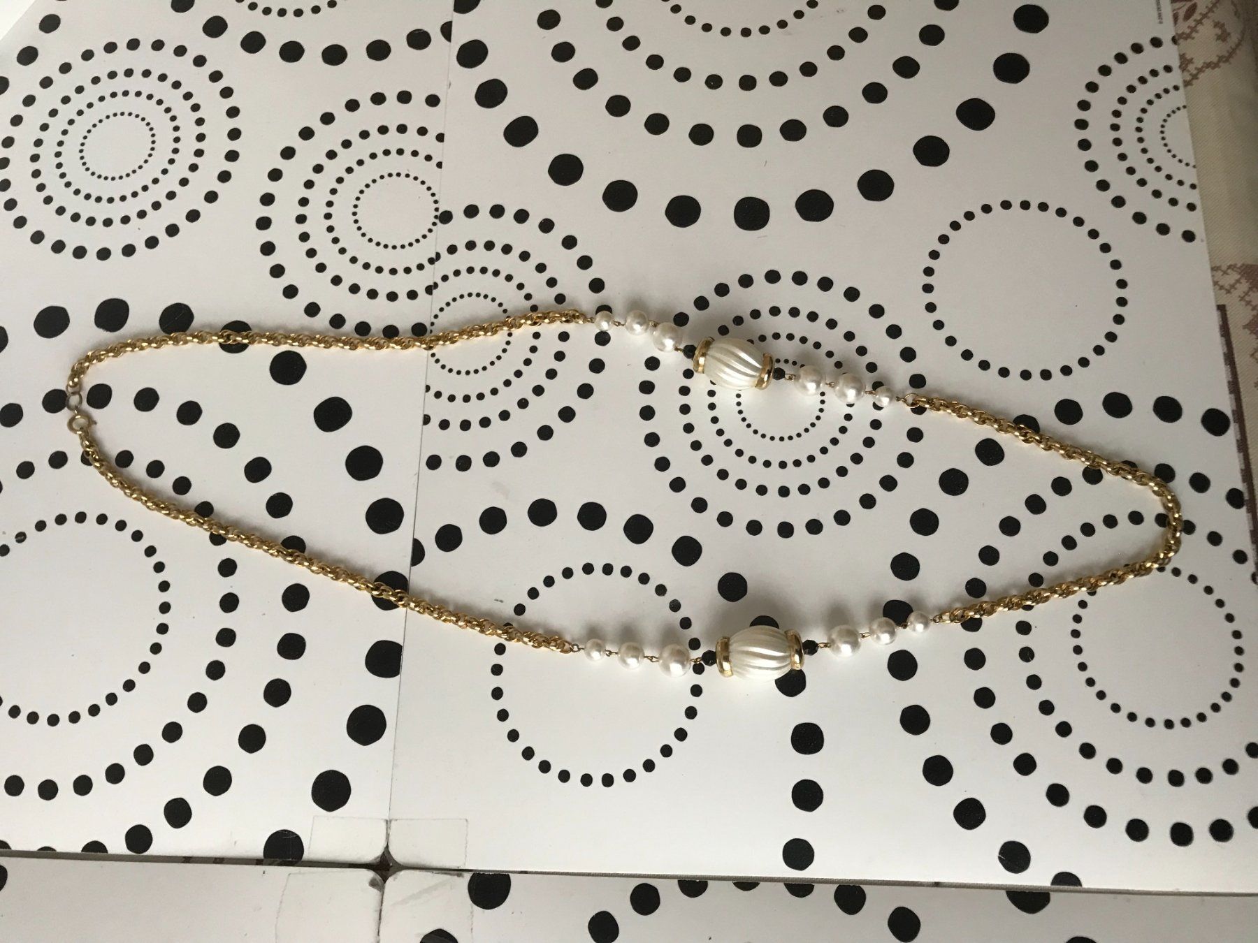 Ketten: Collier doré vintage avec perles blanches - Élégant ✨ – Gebraucht aus Epalinges von dream-watch