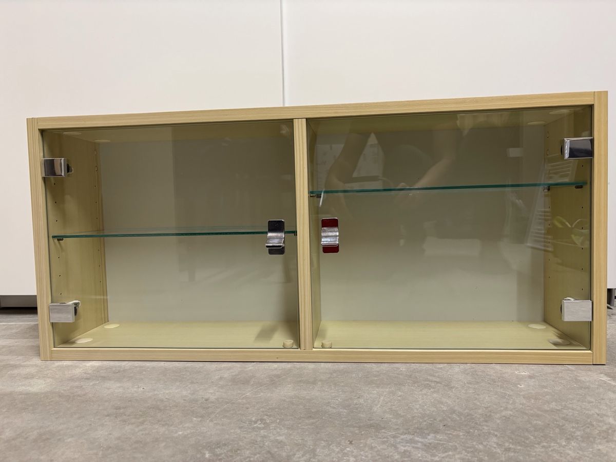 Vitrines: Vitrine hell Holzoptik mit Glastüren zwei Fächer – D'occasion à Lüchingen par Ricardo_9450