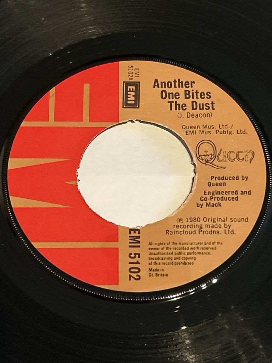 Dischi in vinile: Queen. 1980. Another One Bites The Dust – Usato da Faulensee venduto da Mizuno06 1