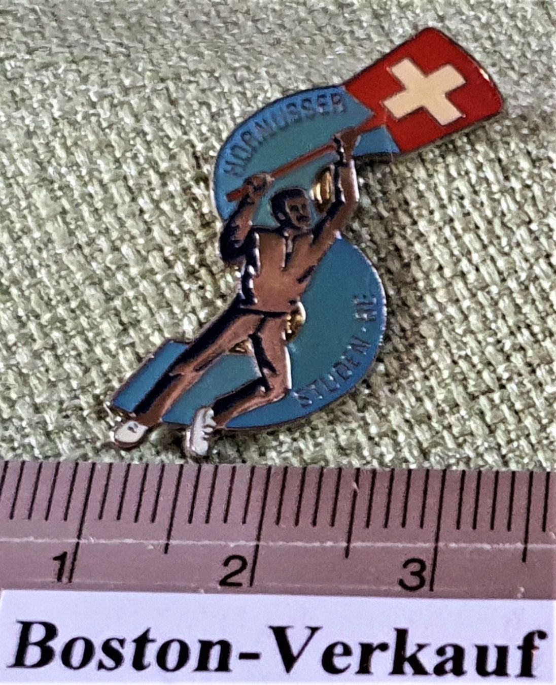 Plaketten & Abzeichen: B998 - Pin Hornussen Studen Bern Schweiz – Gebraucht aus Reinach BL von Boston-Verkauf 1