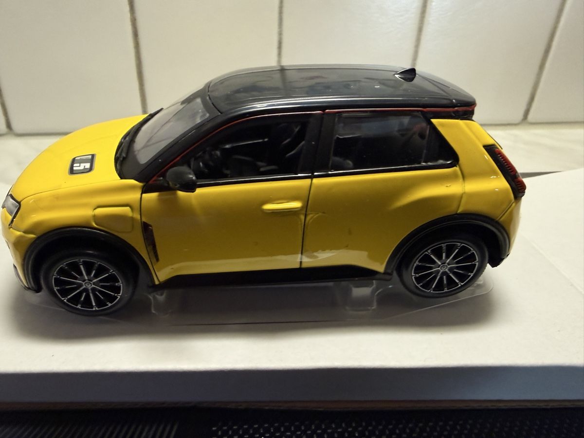Renault Modellini d'auto: Renault 5 E-Tech gelb 1/24 NEU/OVP – Nuovo e nell'imballaggio originale da Messen venduto da Versber 7