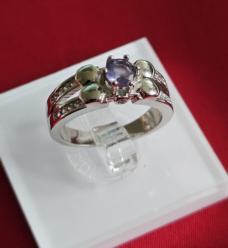 Anelli: Stilvoller Ring mit Amethyst, 925 versilbert Gr. 8 – Nuovo (secondo la descrizione) da Grenchen venduto da dar_6d52 1