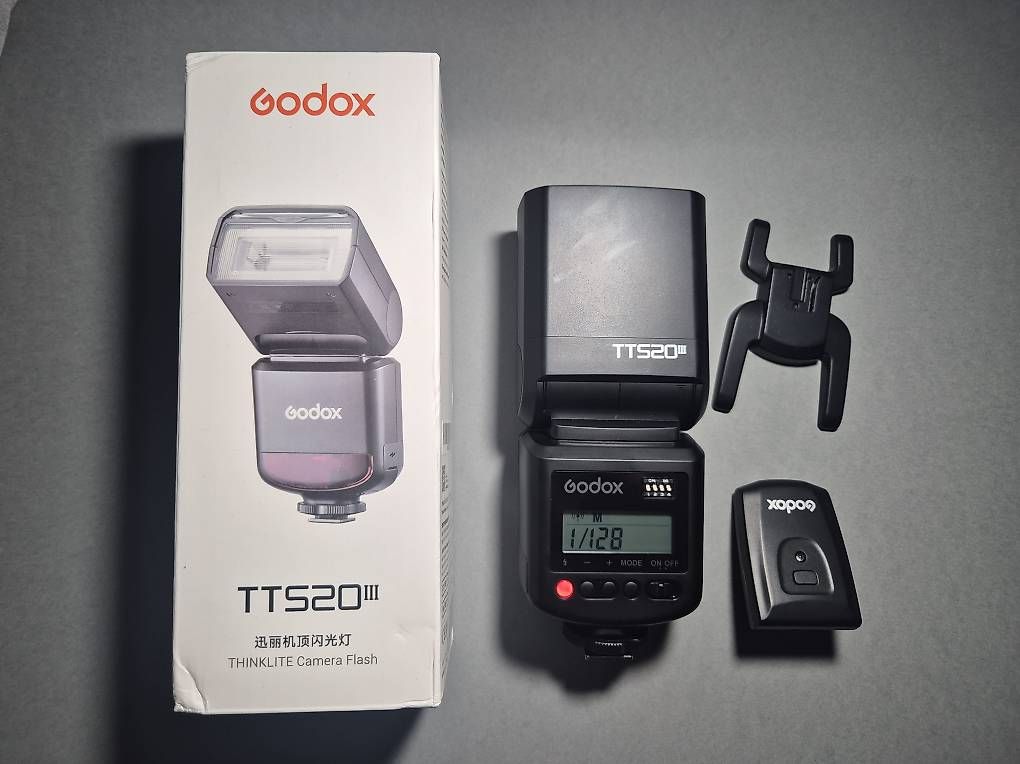 Flashs: Godox TT520III + Trigger + Stand (Neu) – D'occasion à Luzern par Various-Outlet