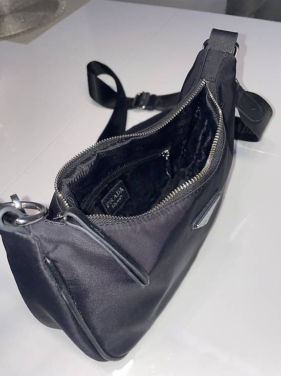 Taschen für Damen: PRADA NYLON SCHULTERTASCHE MIT MINI-POUCH – Gebraucht aus Ebikon von lau_vnq7 1