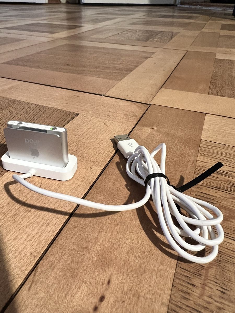 Apple Tragbarer Mediaplayer: Apple iPod Shuffle 2. Generation silber mit Dockingstation – Gebraucht aus Zürich von V_LBrothers 1