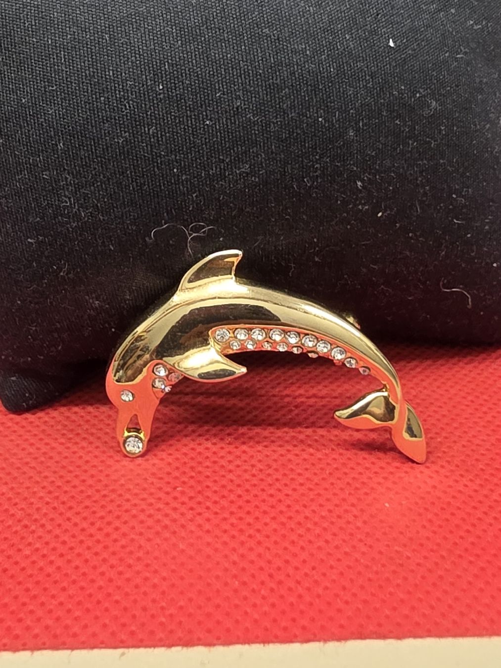 Broches & Aiguilles: Brosche Delfin vergoldet mit Steinen neuwertig – Neuf (Voir description) à Herisau par Antiques.AR