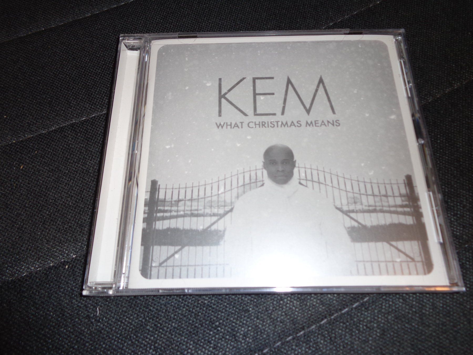 CD: Kem - What Christmas Means CD – Usato da Olten venduto da Disc-Ausverkauf