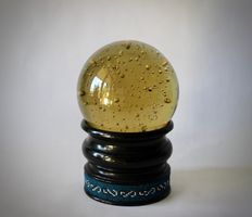 GLASKUGEL AUF HOLZSOCKEL MIT GLASPERLENBAND, 19.JAHRHUNDERT.