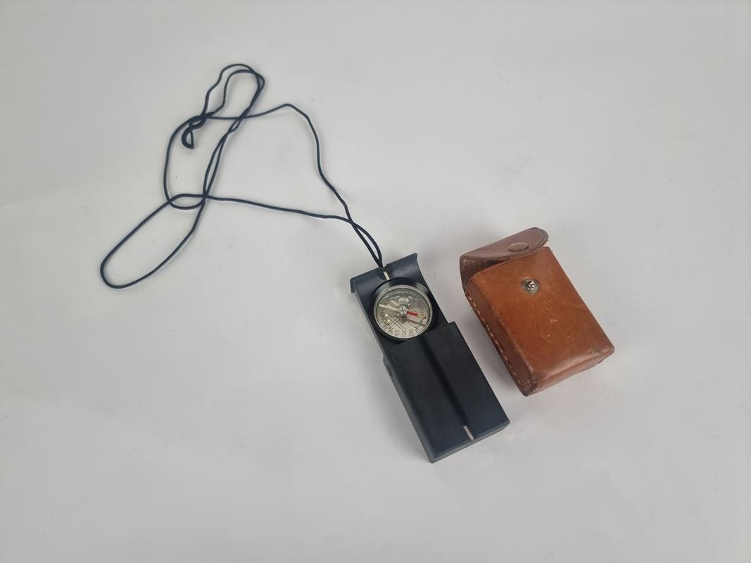 GPS & Strumenti di misurazione: Kompass mit Etui – Usato da Urtenen-Schönbühl venduto da Restwert_Schoenbuehl