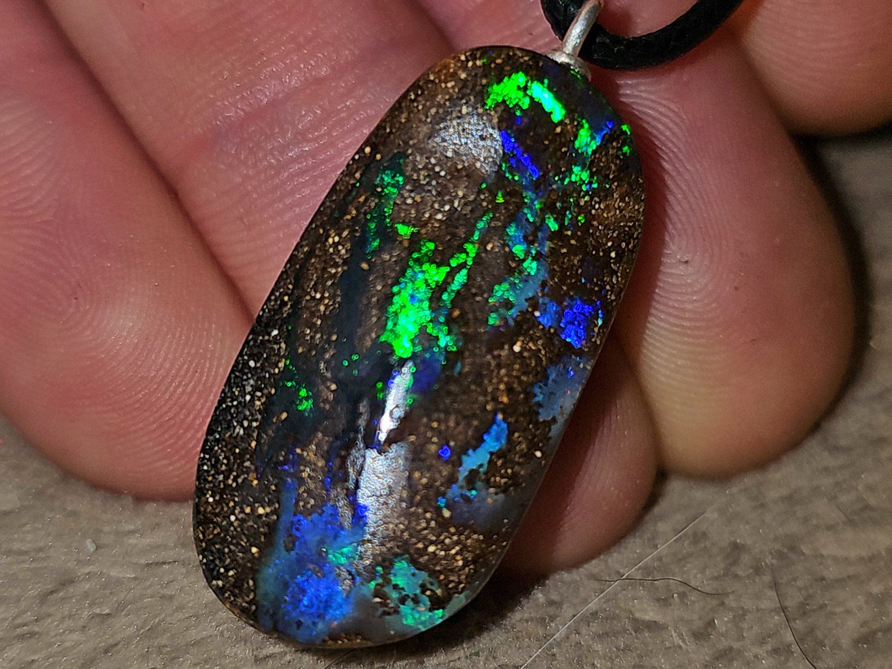 Pietre preziose: Extrem knallender australischer Boulder Opal Anhänger – Nuovo e nell'imballaggio originale da Uerkheim venduto da Winwinner 1
