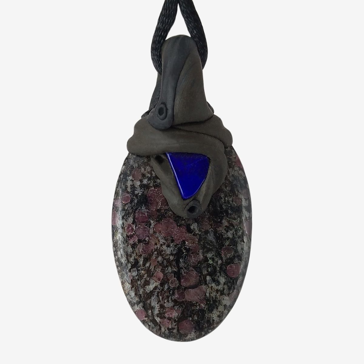 Pietre preziose: Spinell Steinanhänger in Matrix mit eingefasstem Lapislazuli – Nuovo e nell'imballaggio originale da Meilen venduto da Kaleidoskopia
